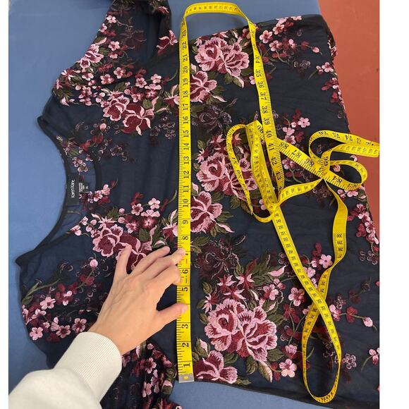 Karen Kane Women’s Long Sleeve Sheer Mesh Embroidered Crew Neck Top Size XL - Picture 6 of 6